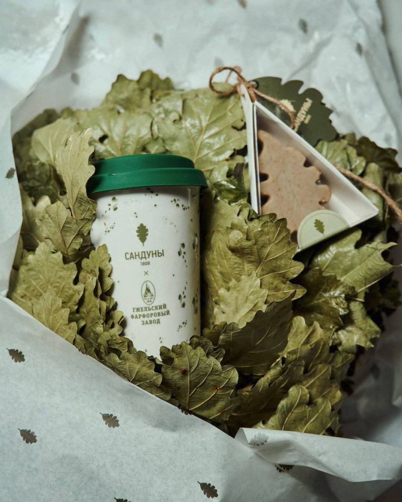 Стаканы, украшенные традиционным гжельским орнаментом и символом Сандунов.jpg