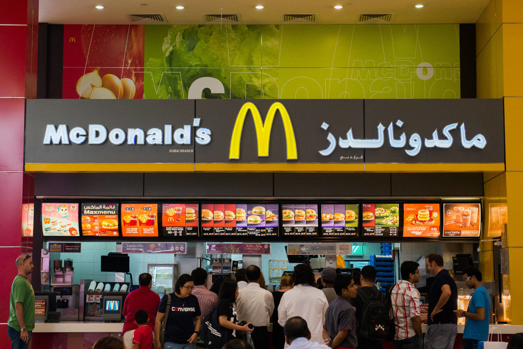«Макдоналдс» в ОАЭ запустил акцию «Ужин после ужина». В нескольких точках сети в Дубае посетители могут получить бесплатную еду, предъявив чек из дорогого ресторана.jpg