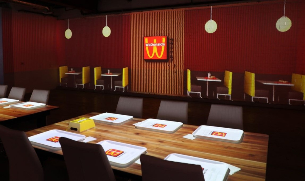 В Лос-Анджелесе открылся первый аниме McDonald’s, где гости могут погрузиться во вселенную WcDonald's с помощью проекций и одновременно насладиться комплексным фастфуд-ужином.jpg