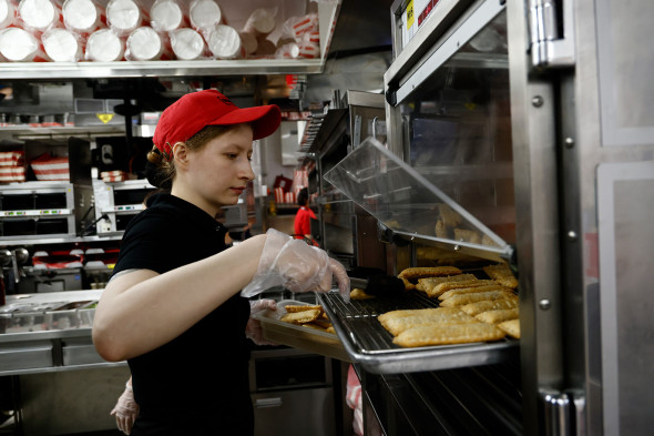 Всего в первом полугодии 2023 года под бренд Rostiс’s должно перейти около 100 ресторанов, которые сейчас работают под вывеской KFC..jpg